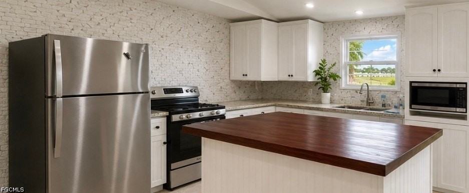 611 Ne 23rd Ter - Photo 2 of 2