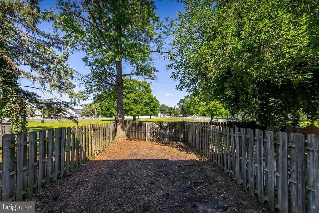 1445 Boxwood Dr - Photo 4 of 18