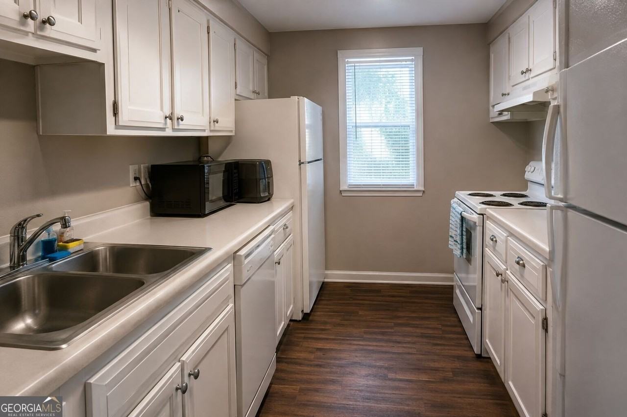 3168 Nectarine Cir - Photo 3 of 9