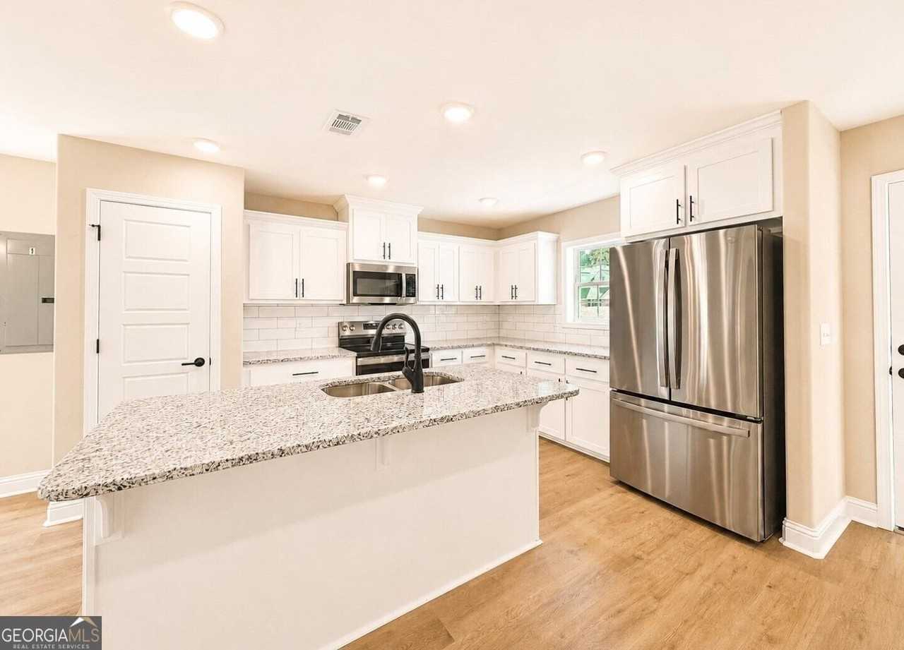 411 Madison Ave - Photo 4 of 48