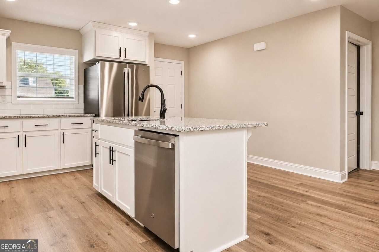411 Madison Ave - Photo 6 of 48