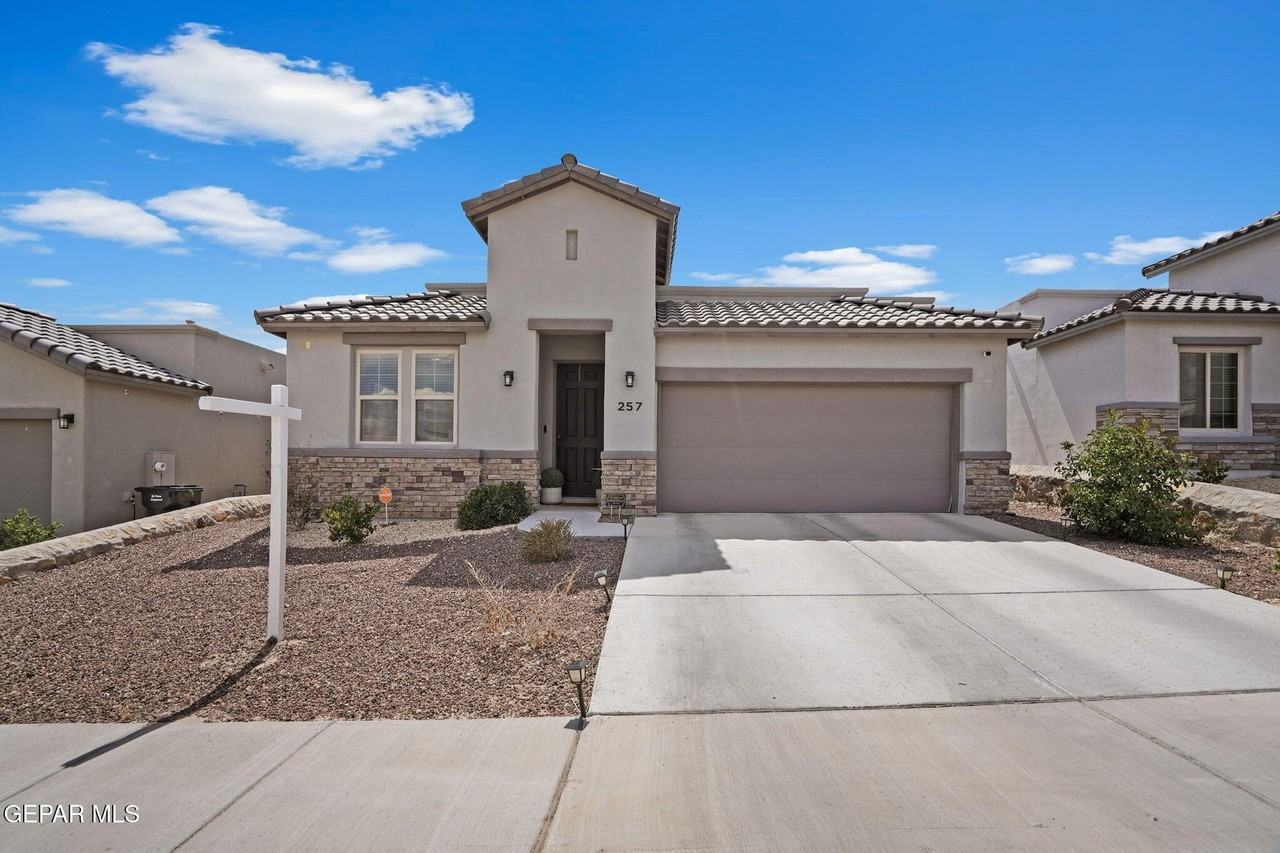 257 Staffs Way - Photo 2 of 40