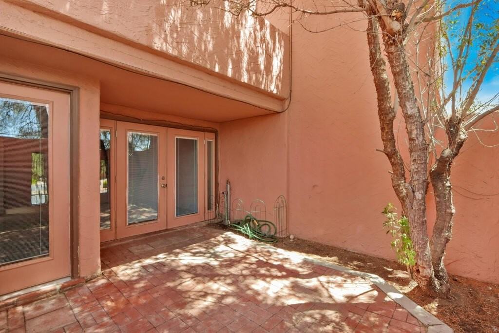 730 N Resler Dr #B - Photo 5 of 50
