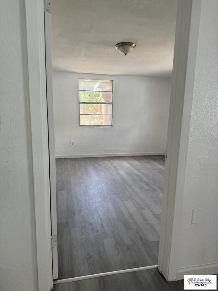 1657 Harvard Ave #B - Photo 3 of 8