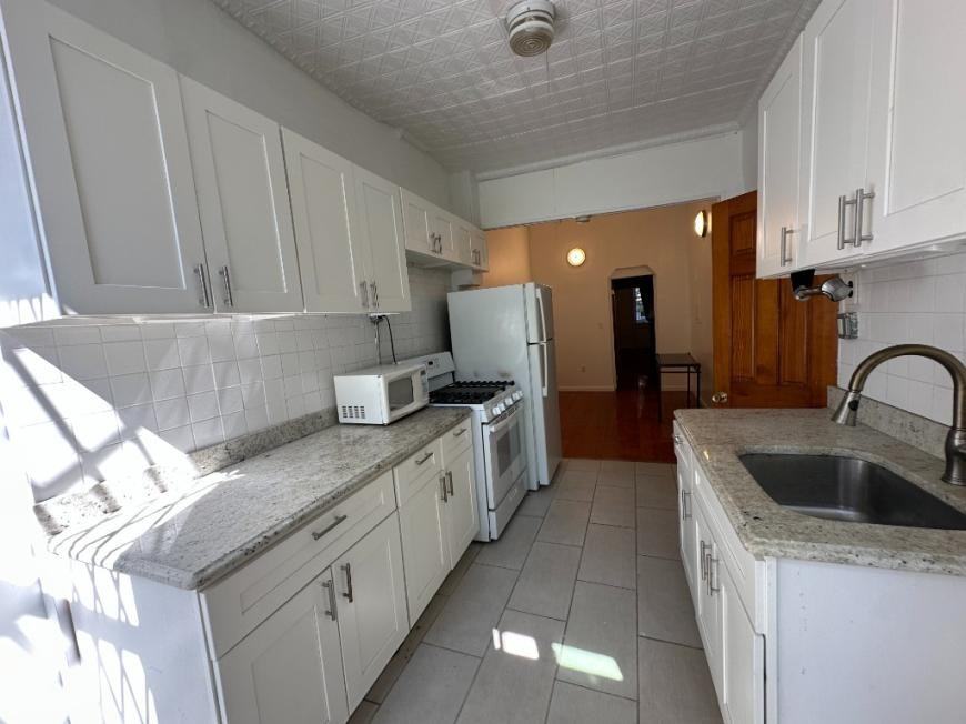 223 Van Brunt St - Photo 4 of 10
