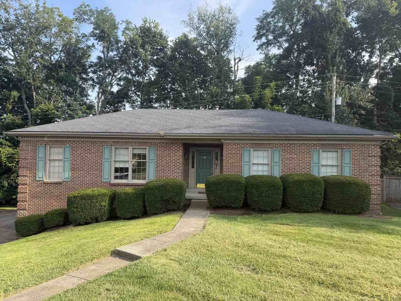 1112 Pepperhill Cir - Photo 3 of 36