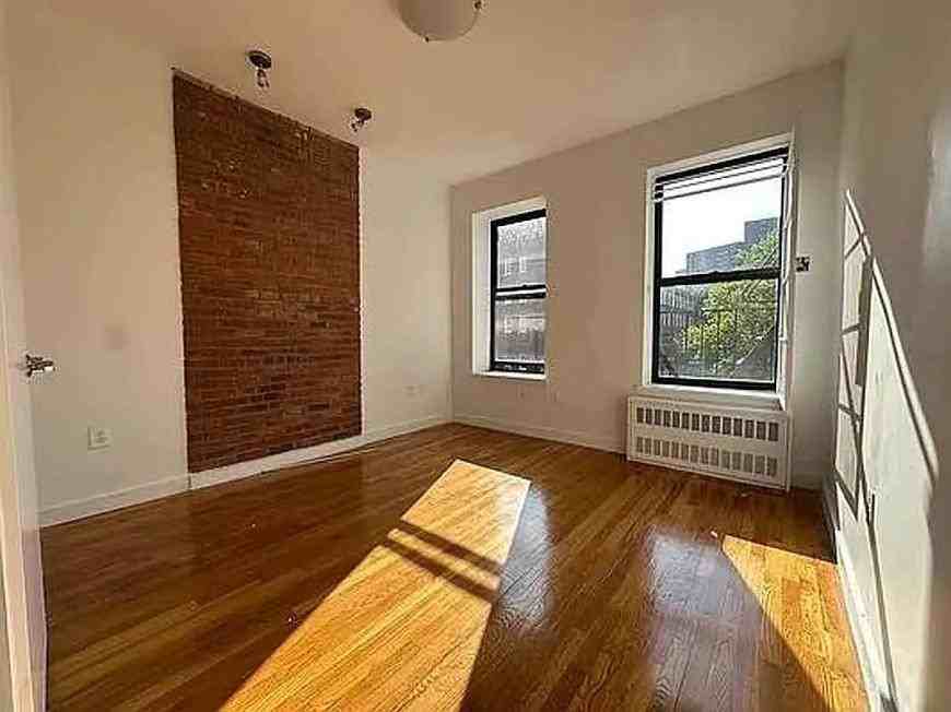 1411 Amsterdam Ave - Photo 5 of 9