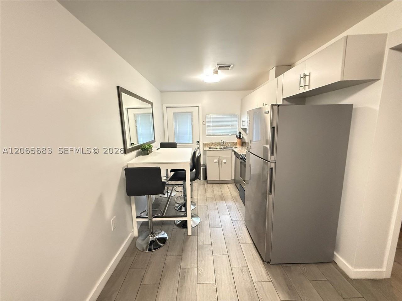 1604 Sw 9th St #B - Photo 3 of 13