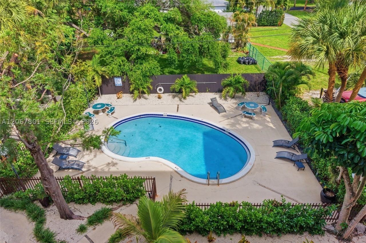 2520 N Andrews Ave #305