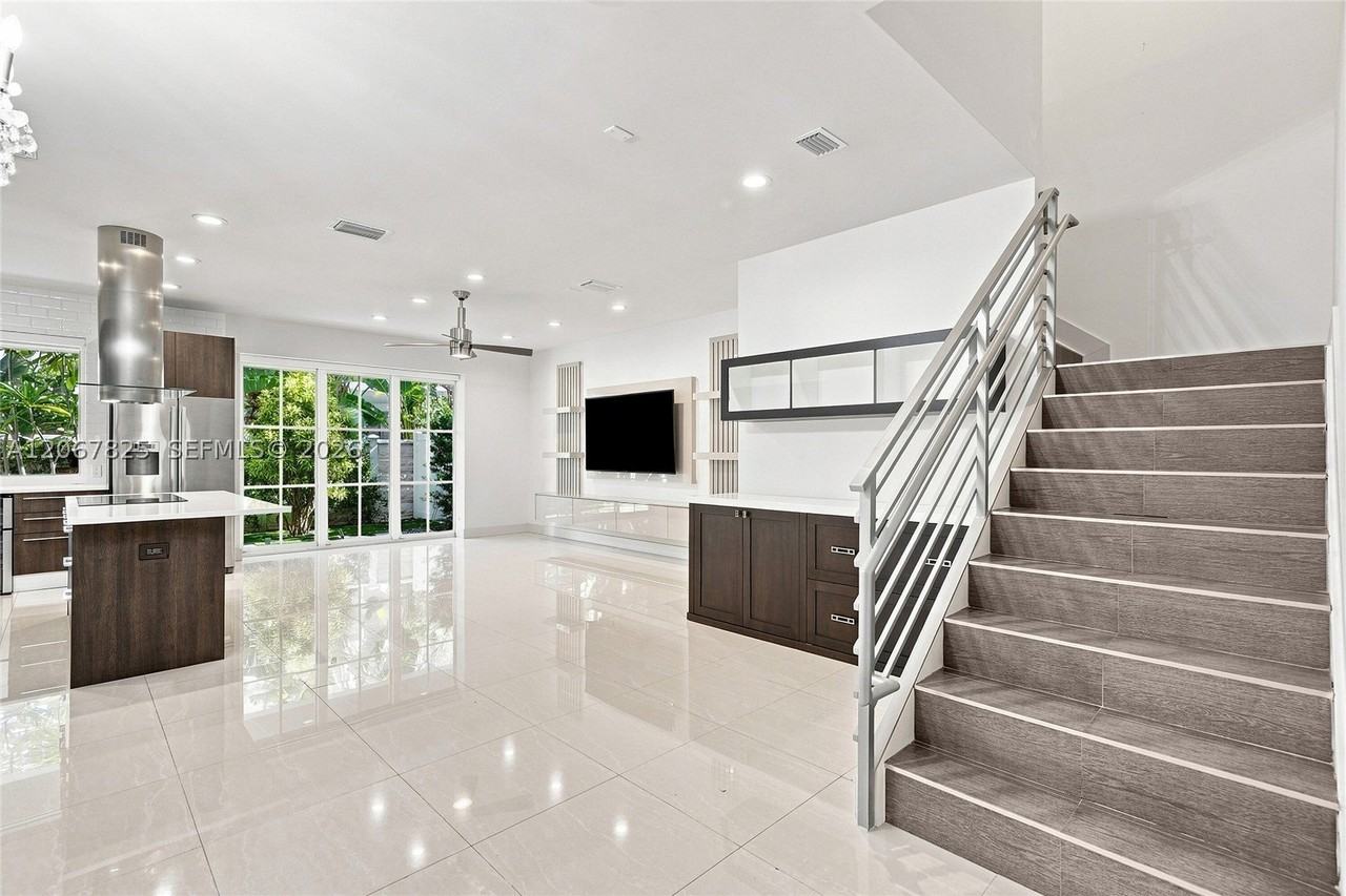 3237 Ne 5th St #3237 - Photo 3 of 50