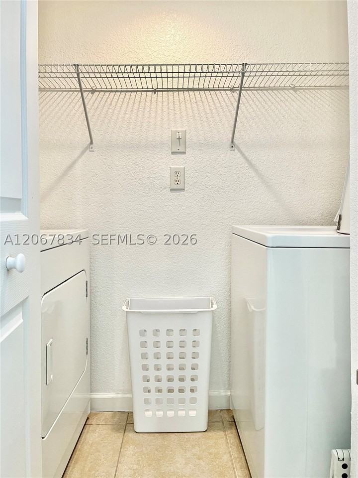 221 Sw Palm Dr #306 - Photo 4 of 10