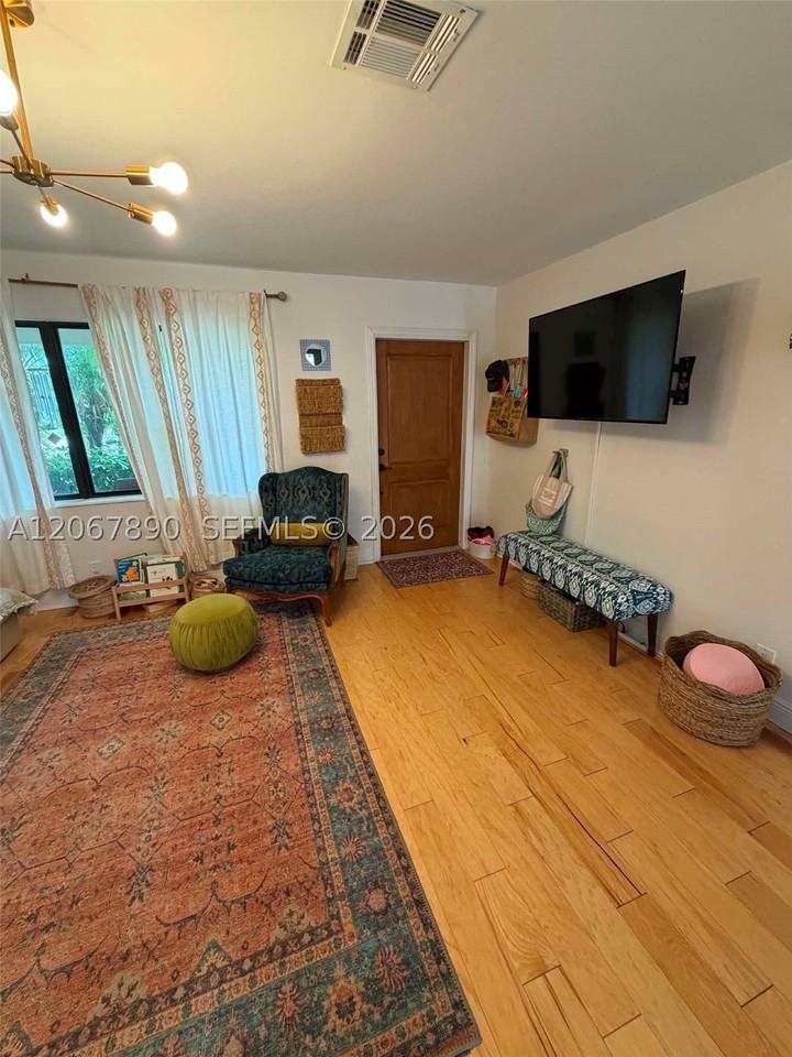 401 Se 3rd Pl - Photo 2 of 17