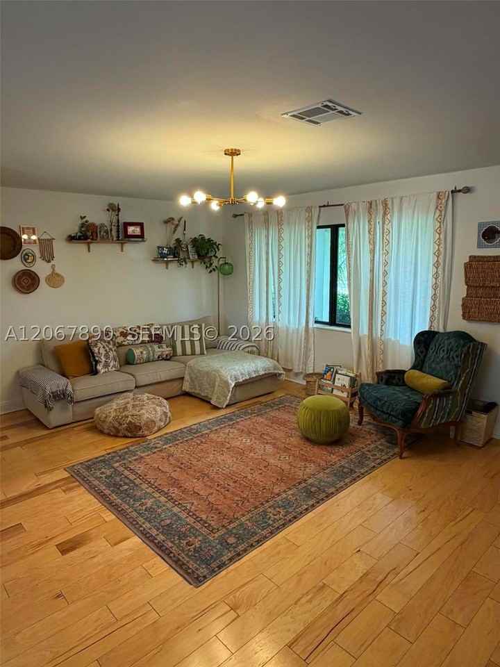 401 Se 3rd Pl - Photo 3 of 17