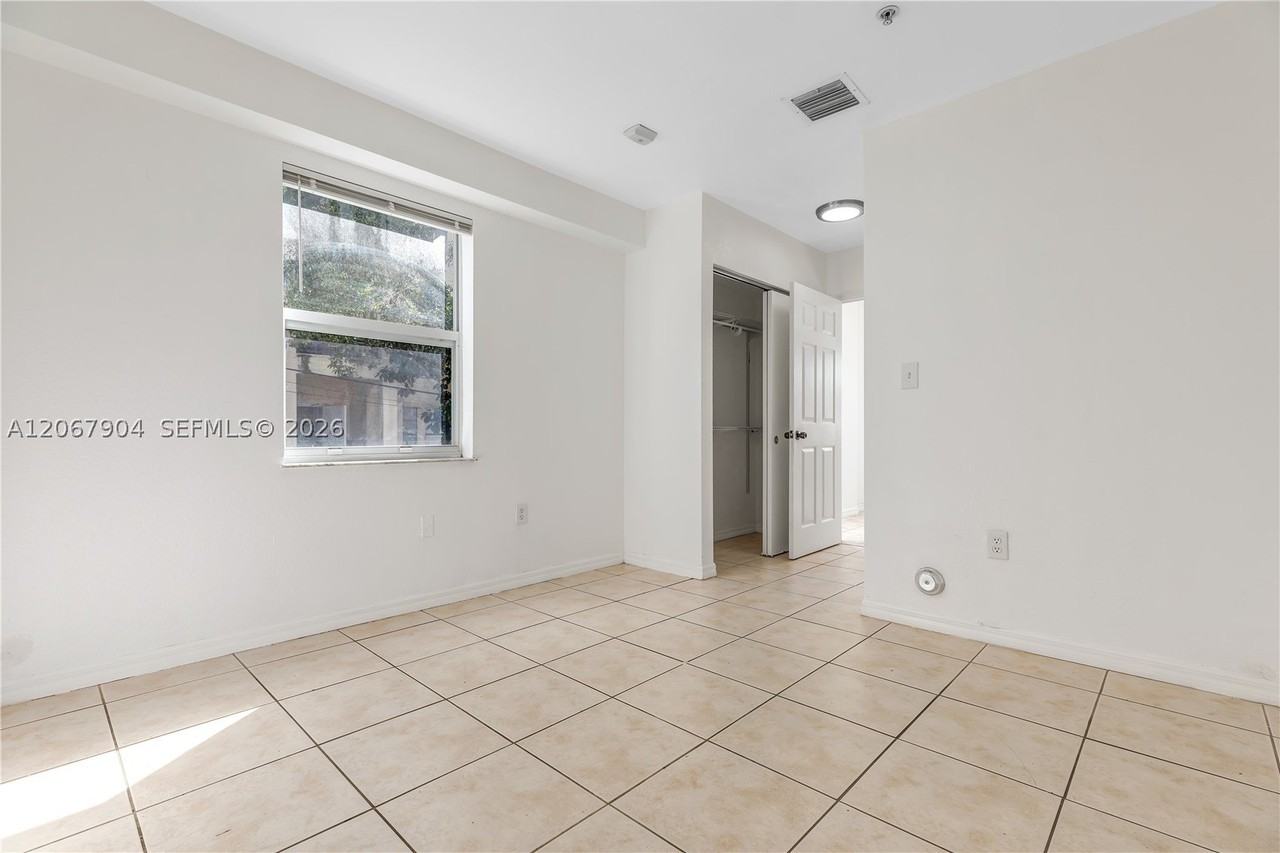 520 Sw 5th St #302 - Photo 5 of 38