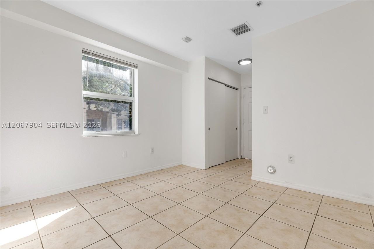 520 Sw 5th St #302 - Photo 6 of 38