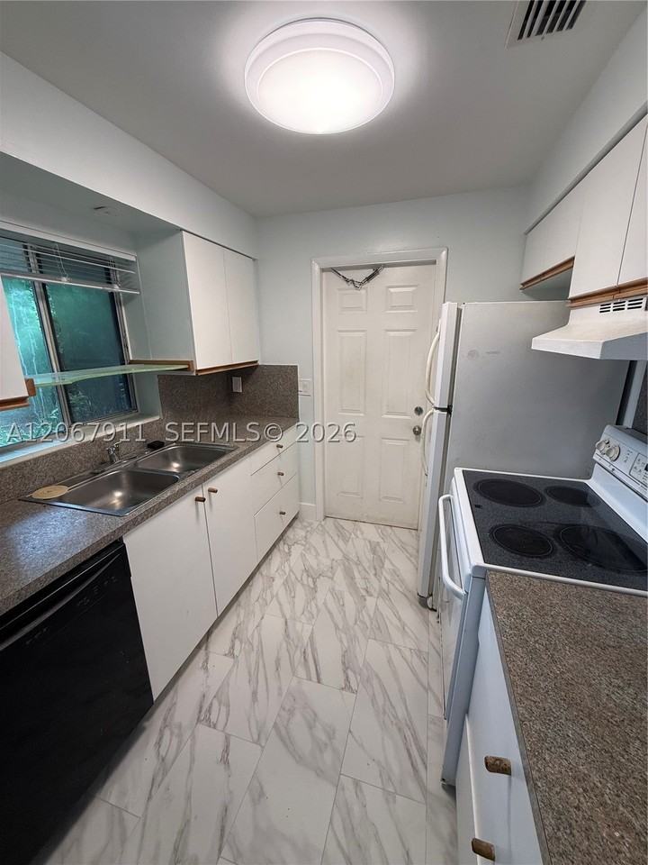 3558 Everglades Rd - Photo 4 of 15