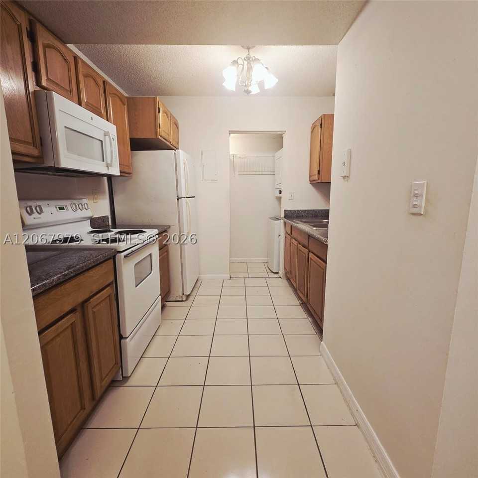 580 Nw 114th Ave #201 - Photo 2 of 7