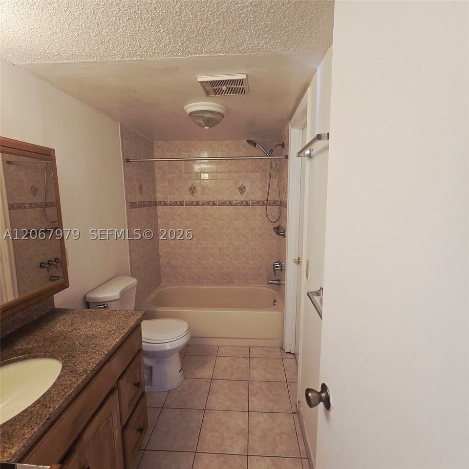 580 Nw 114th Ave #201 - Photo 4 of 7