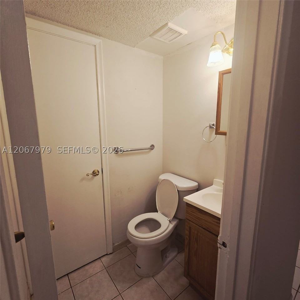 580 Nw 114th Ave #201 - Photo 6 of 7