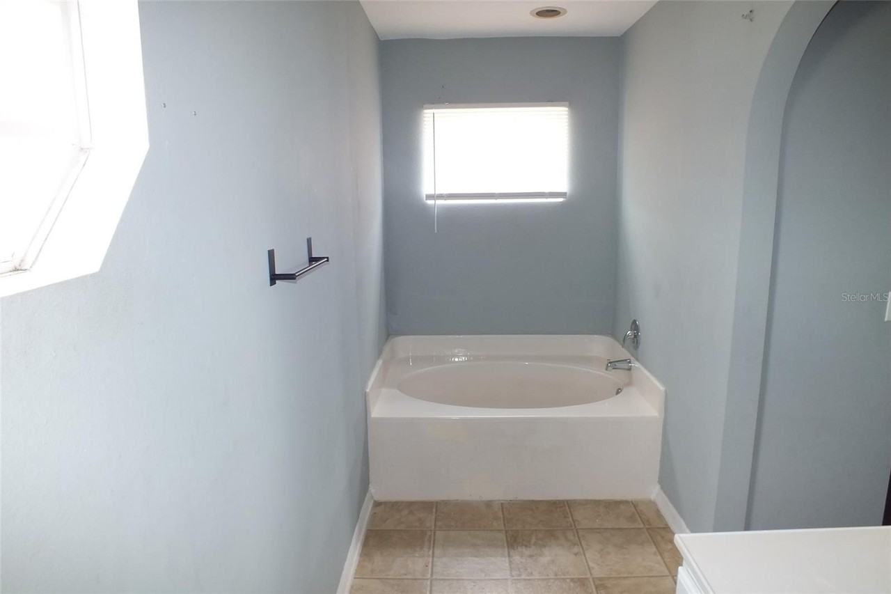 437 Fish Hawk Dr - Photo 3 of 10