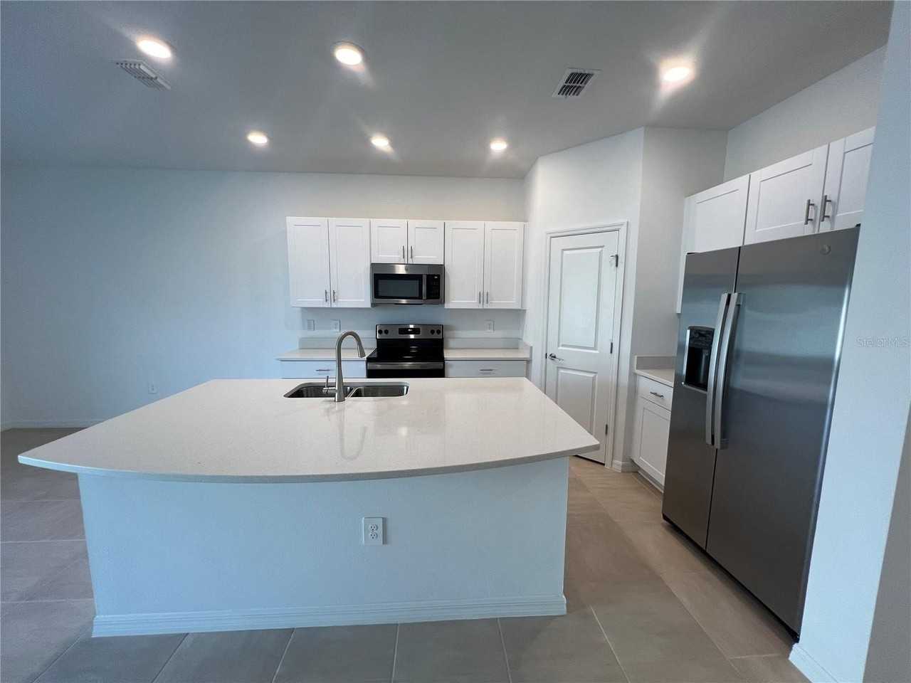 2211 Portrait St - Photo 3 of 12