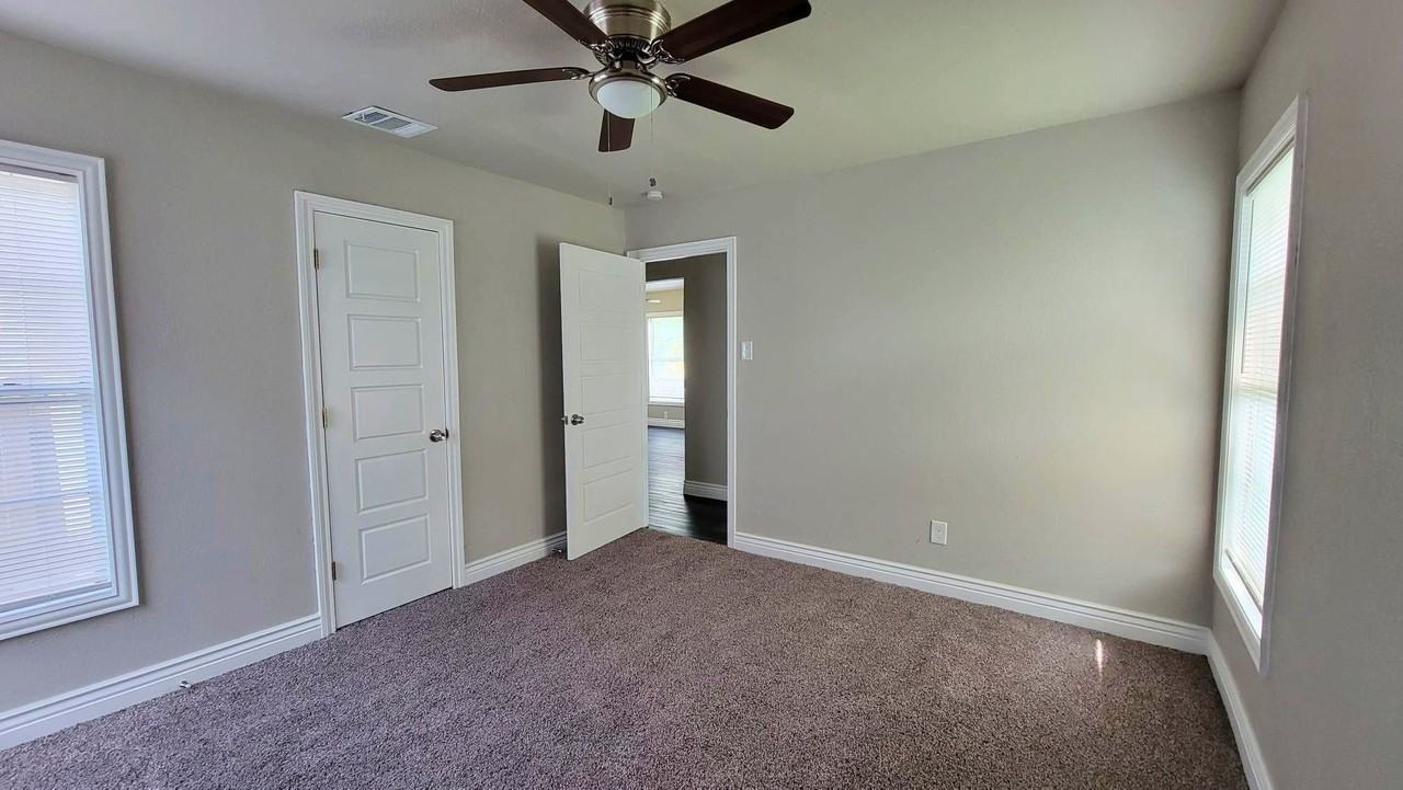 4205 5th Ave - Photo 4 of 7