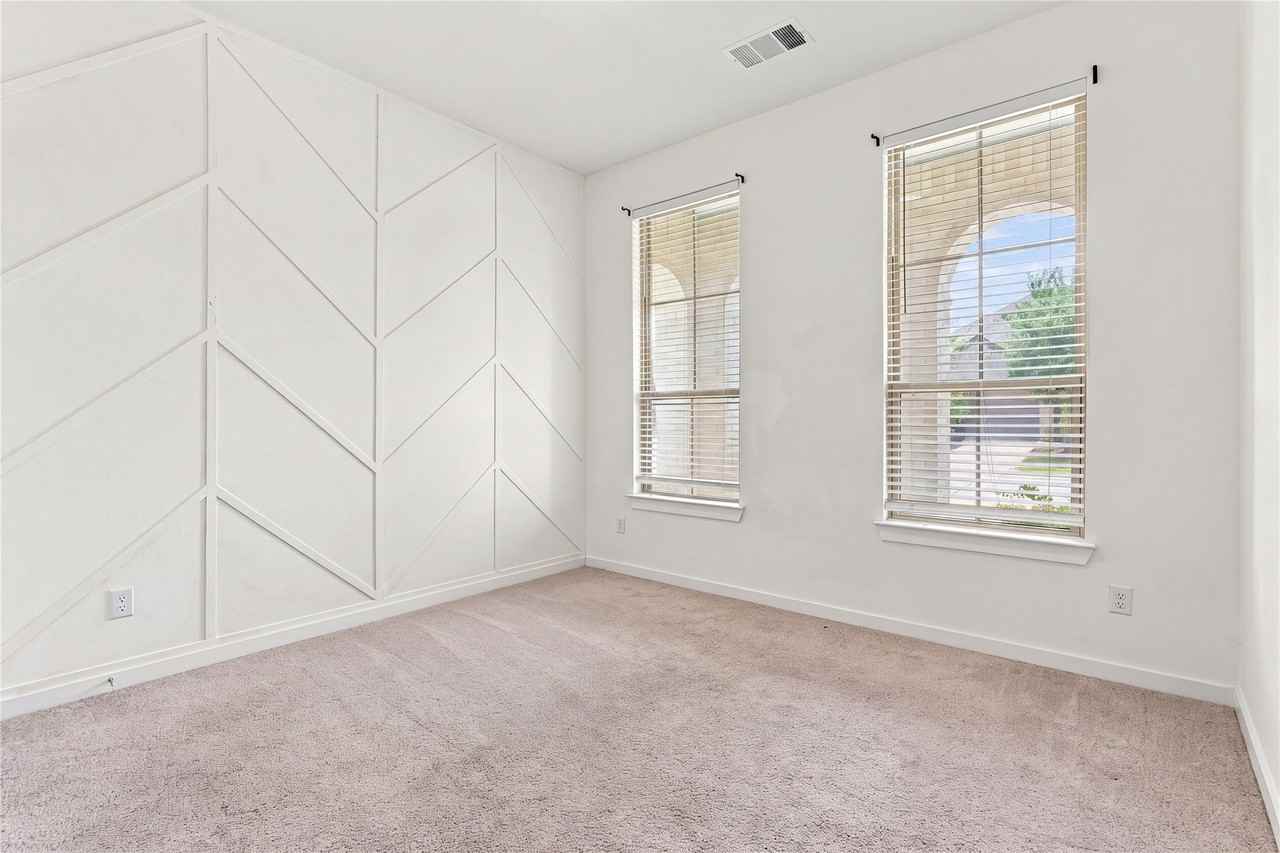 2410 Doncaster Dr - Photo 5 of 32