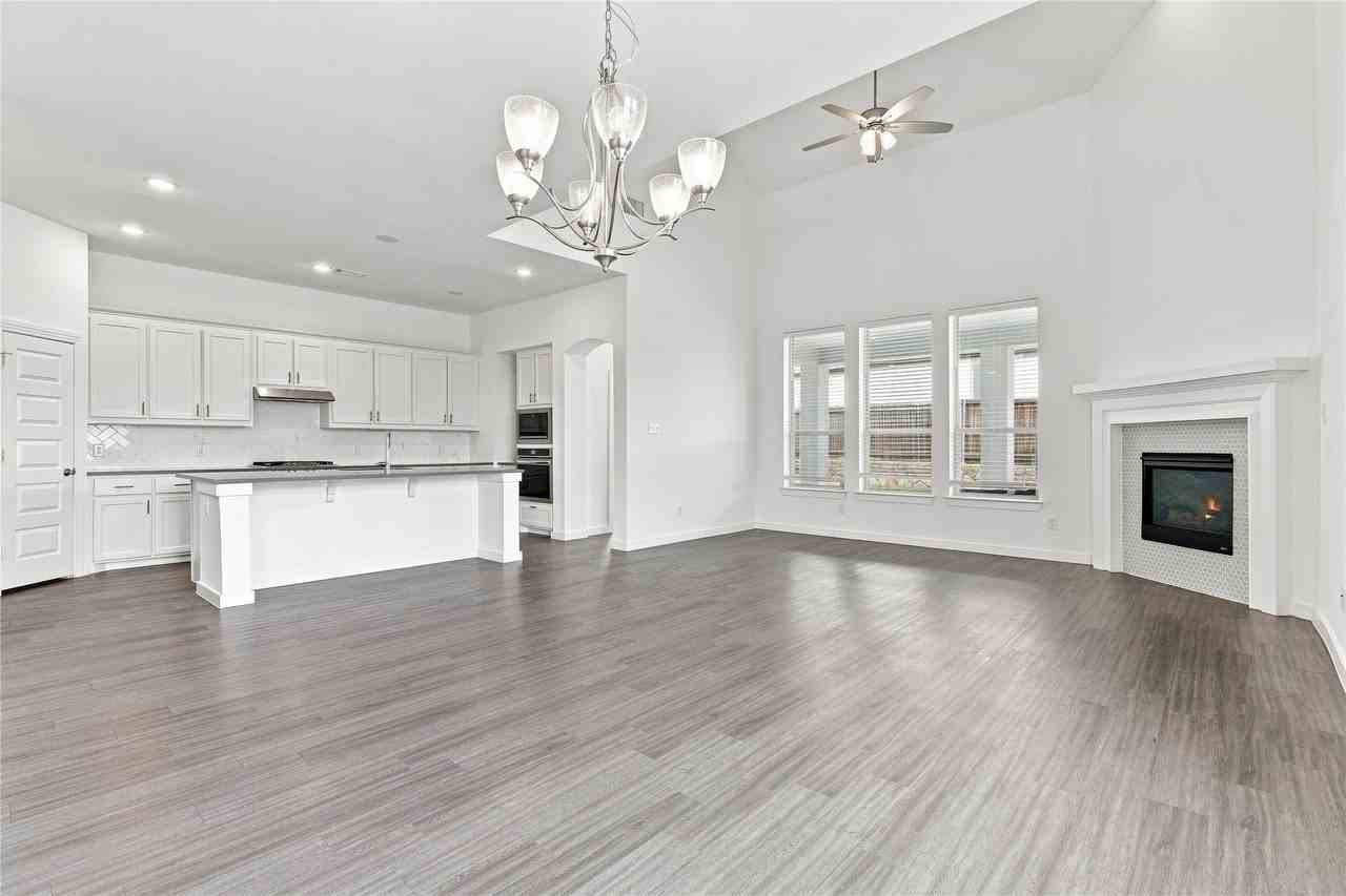 2410 Doncaster Dr - Photo 7 of 32