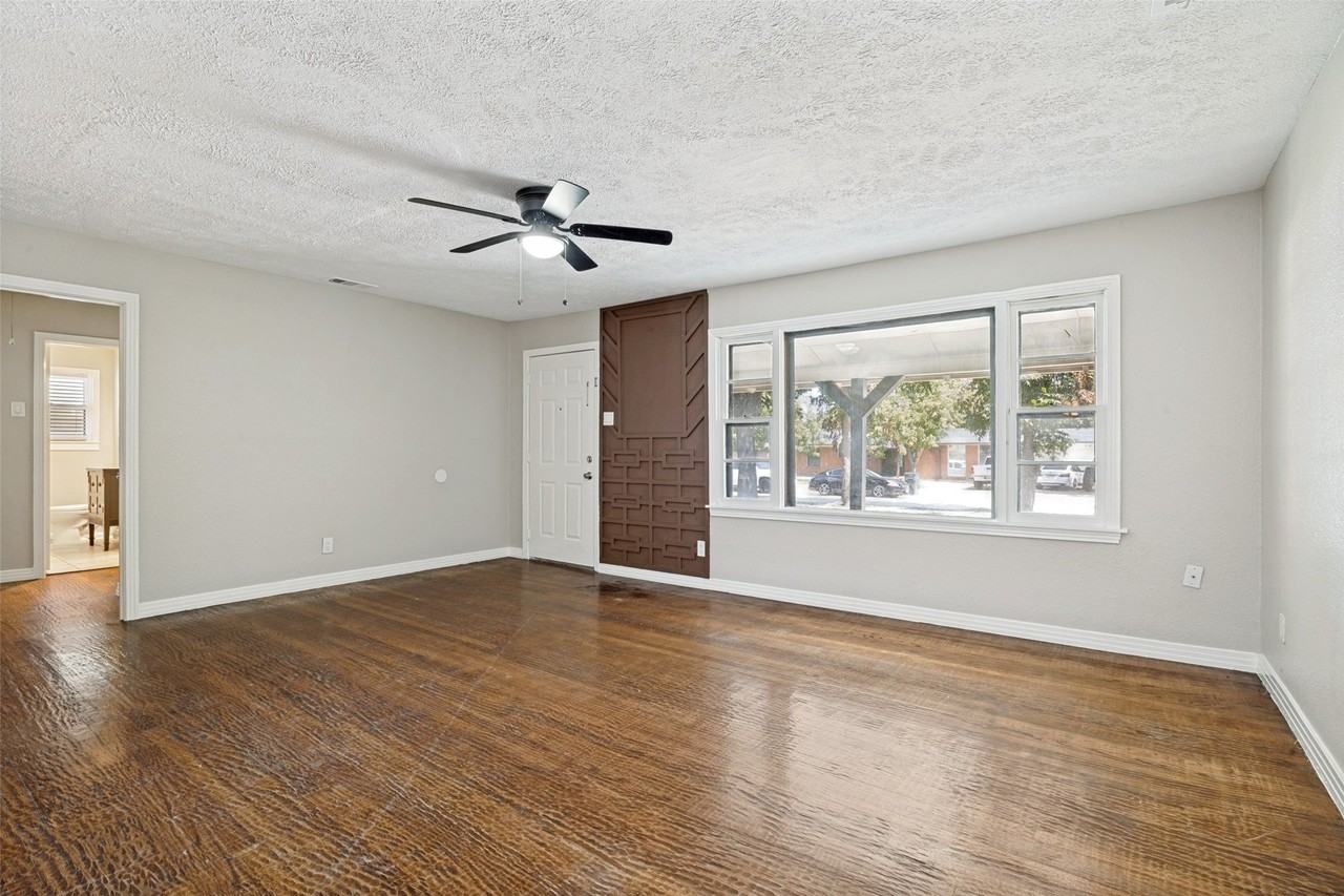 1913 Landa Dr - Photo 2 of 21