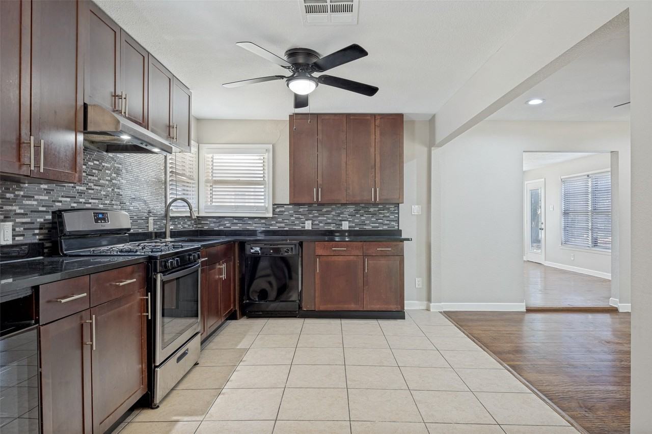 1913 Landa Dr - Photo 6 of 21
