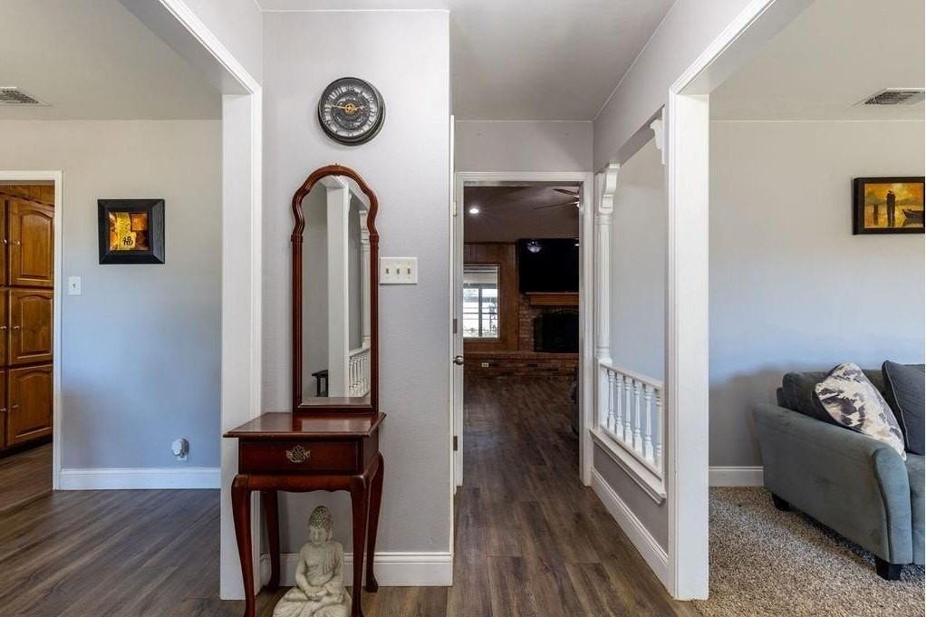 1634 Robin Pl - Photo 2 of 38