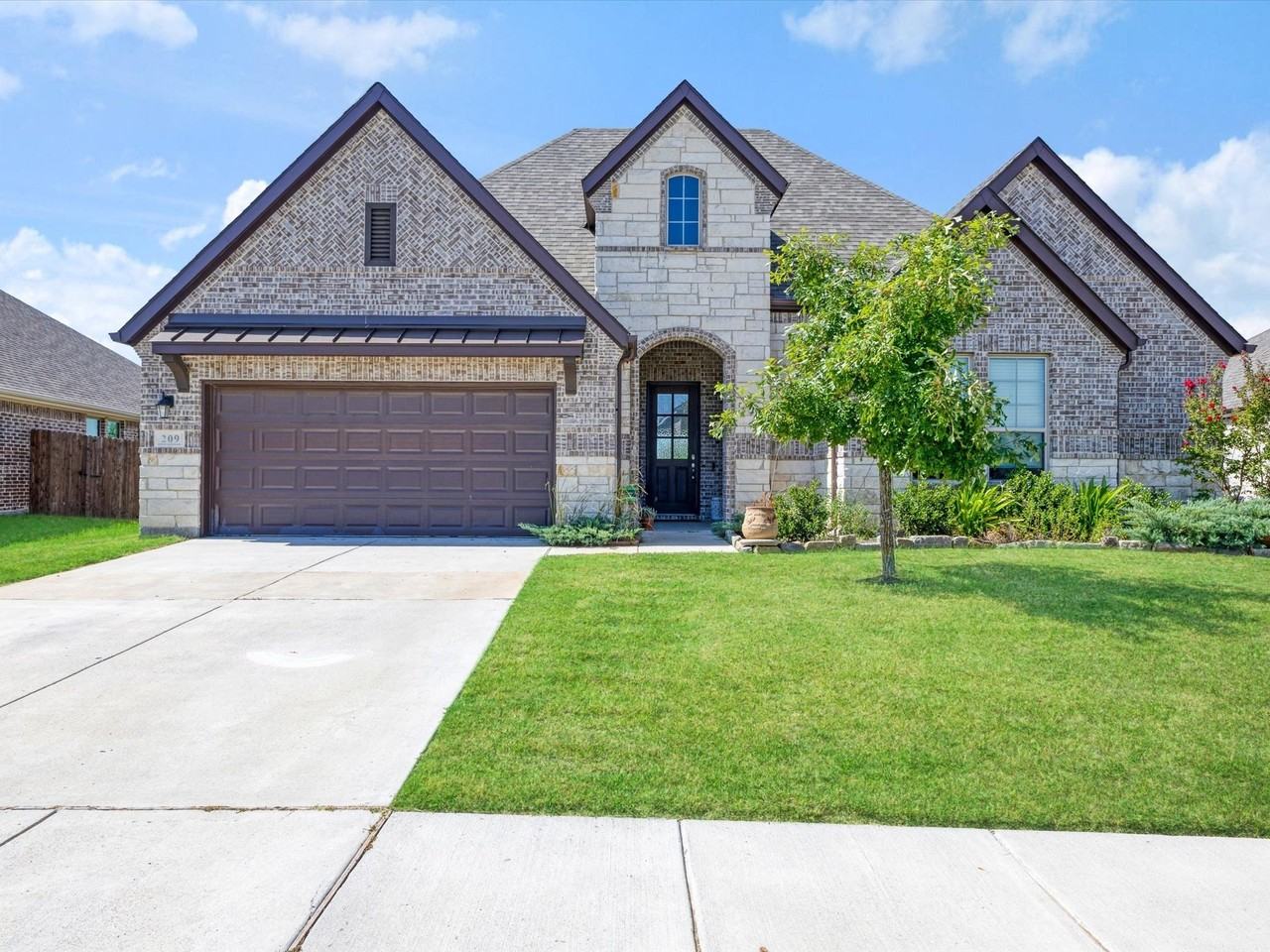 209 Chesapeake Dr - Photo 2 of 26