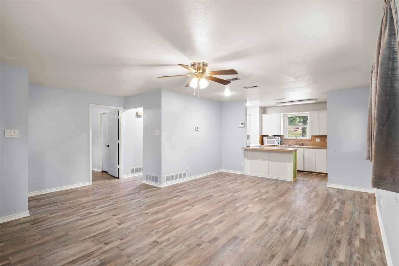 521 Hilltop Dr - Photo 3 of 24