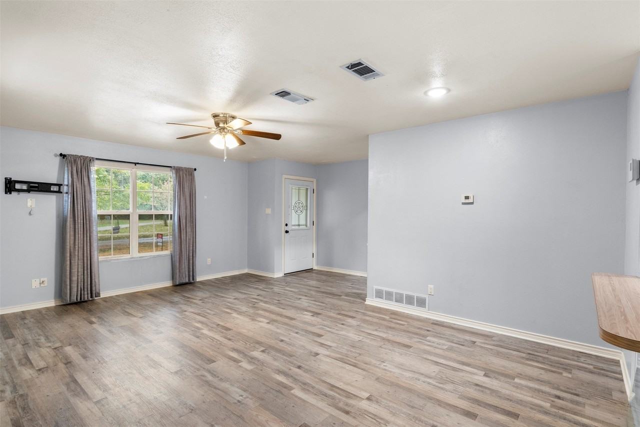 521 Hilltop Dr - Photo 5 of 24