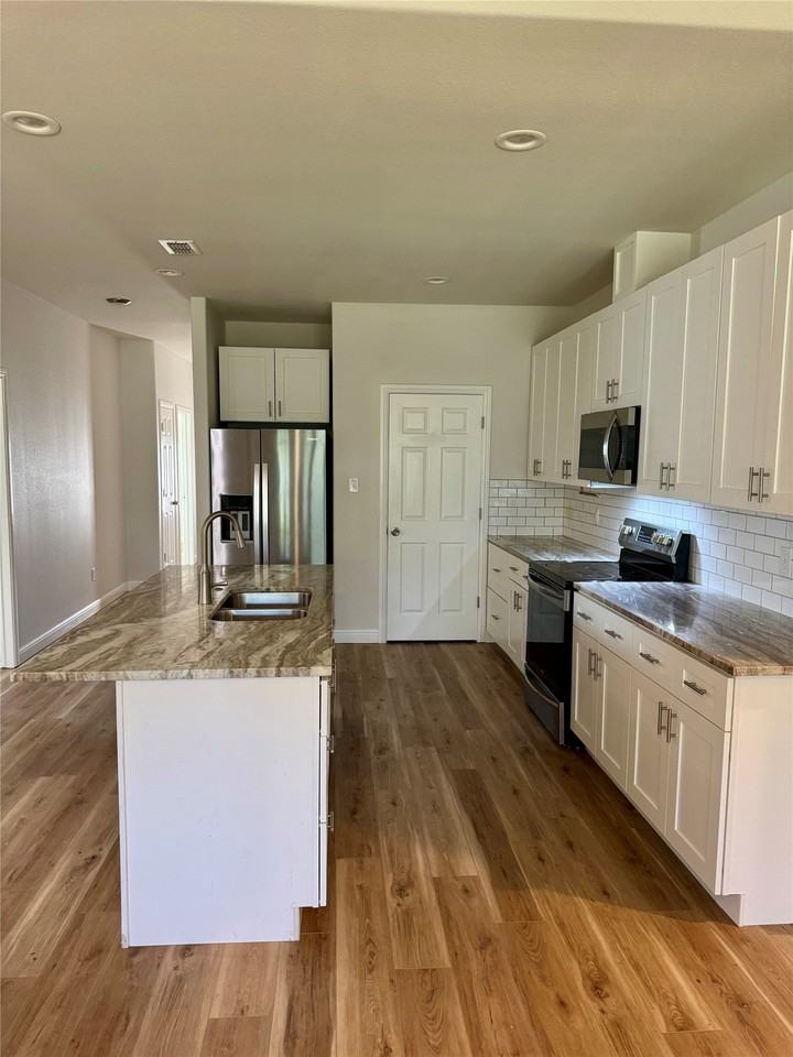 2817 Steepleridge Cir - Photo 3 of 15