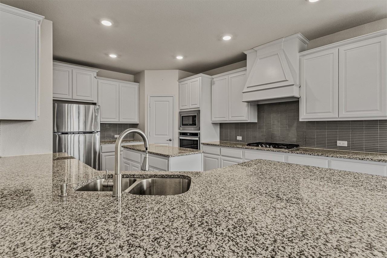 3109 Maverick Dr - Photo 3 of 35