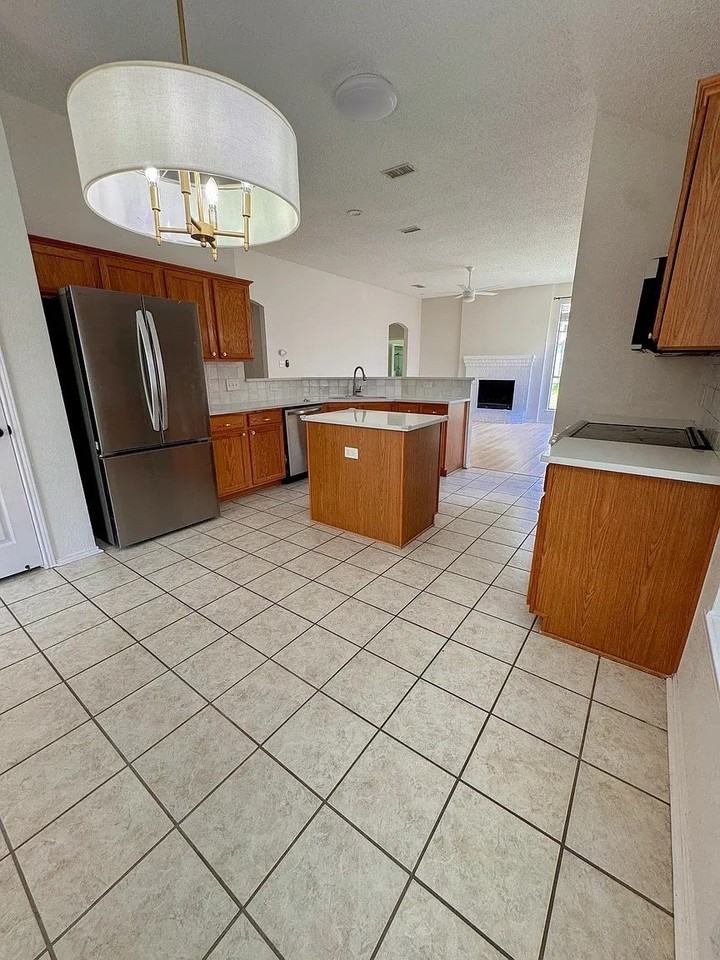 7015 Hillwood Dr - Photo 3 of 29