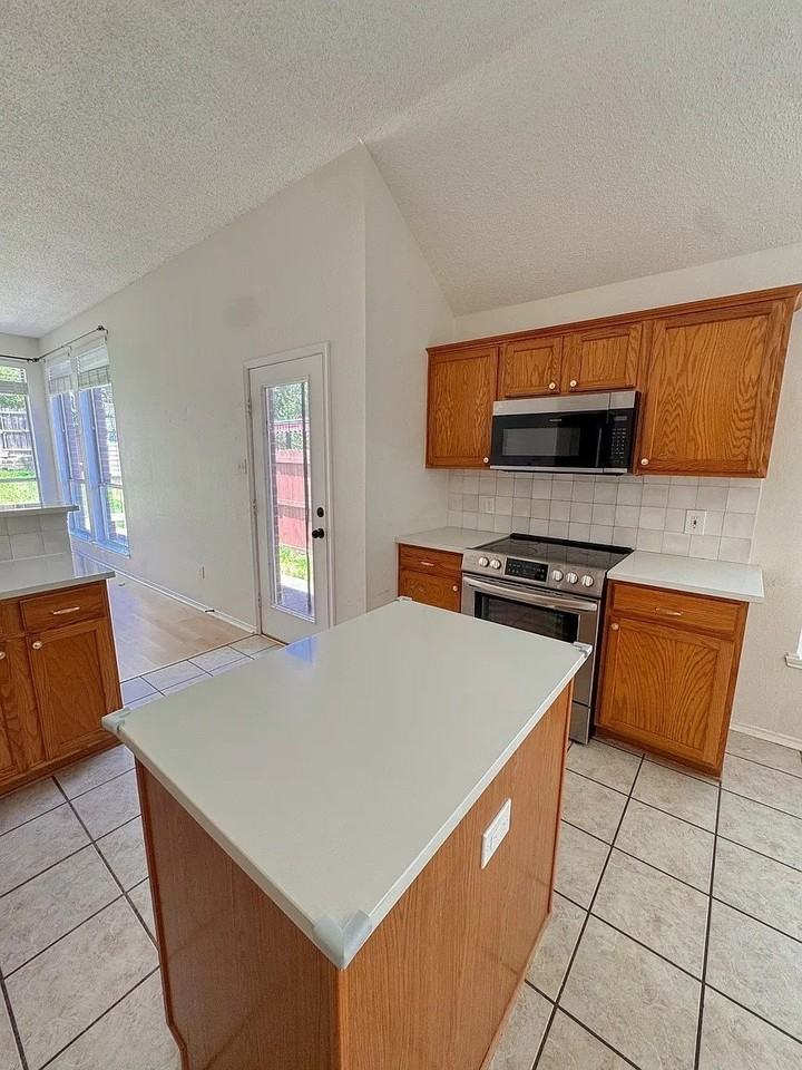 7015 Hillwood Dr - Photo 4 of 29