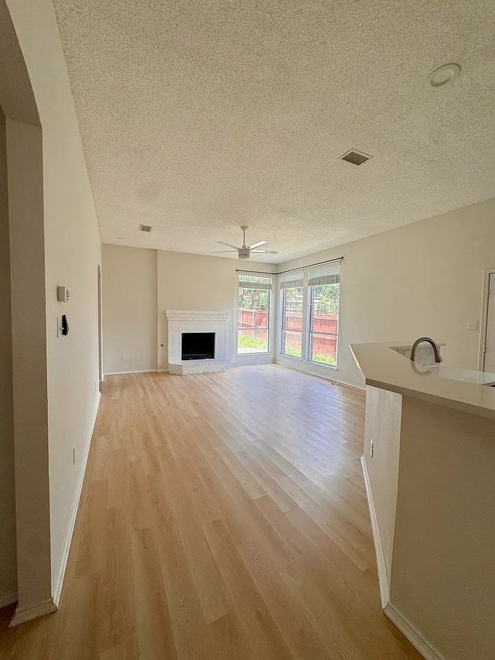 7015 Hillwood Dr - Photo 5 of 29