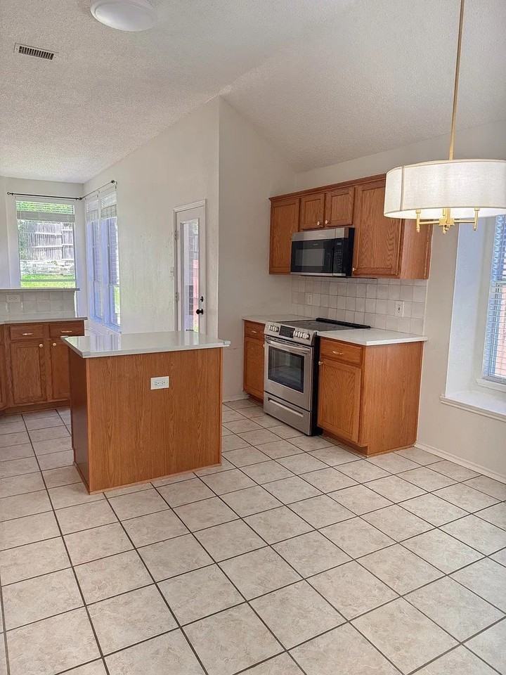 7015 Hillwood Dr - Photo 7 of 29