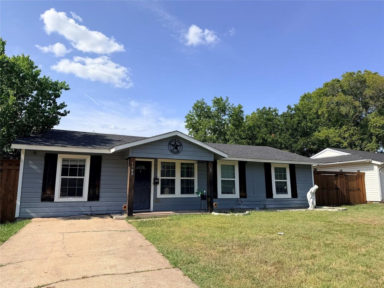 1109 Leyenda Dr