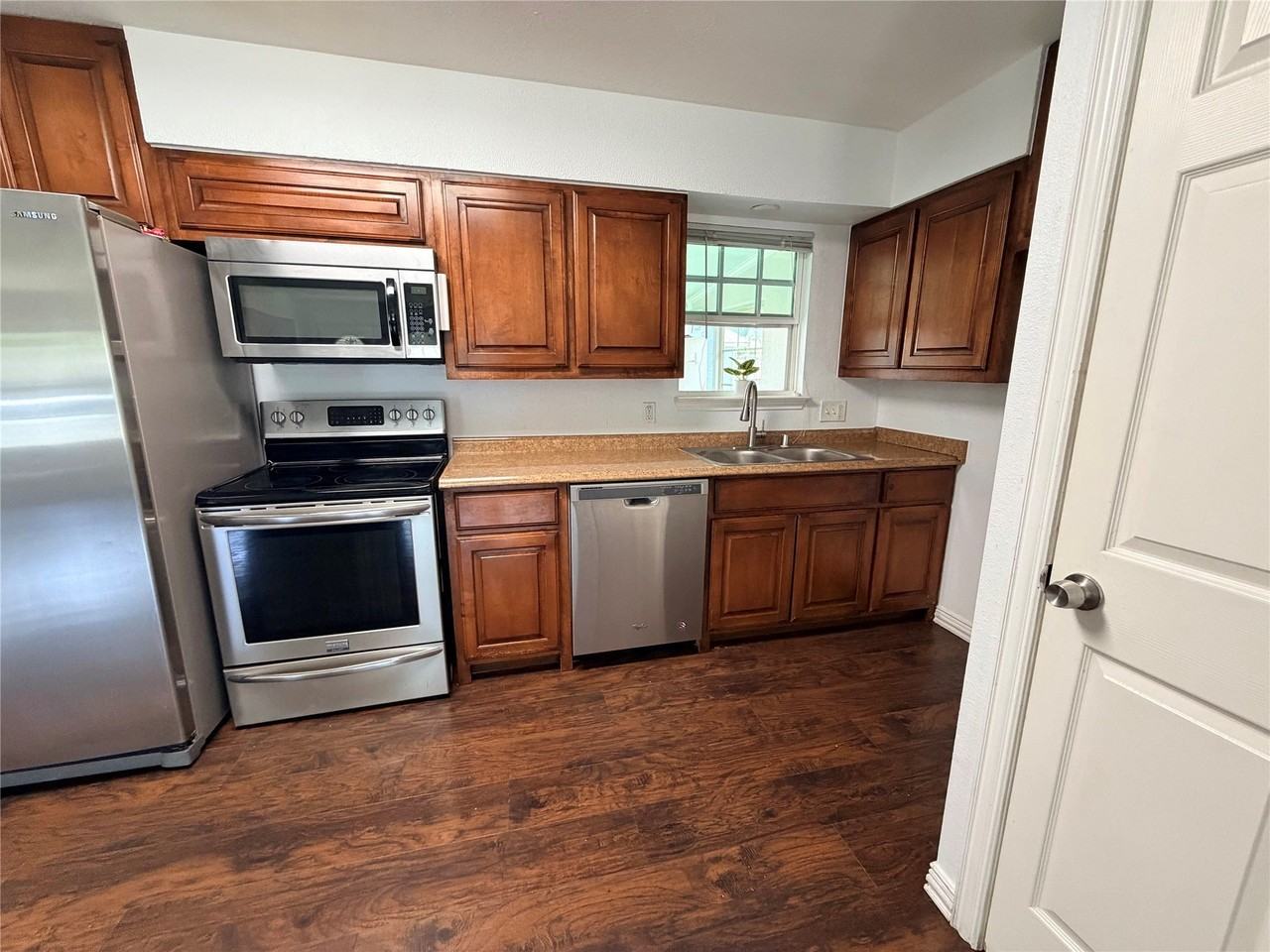 1109 Leyenda Dr - Photo 4 of 19