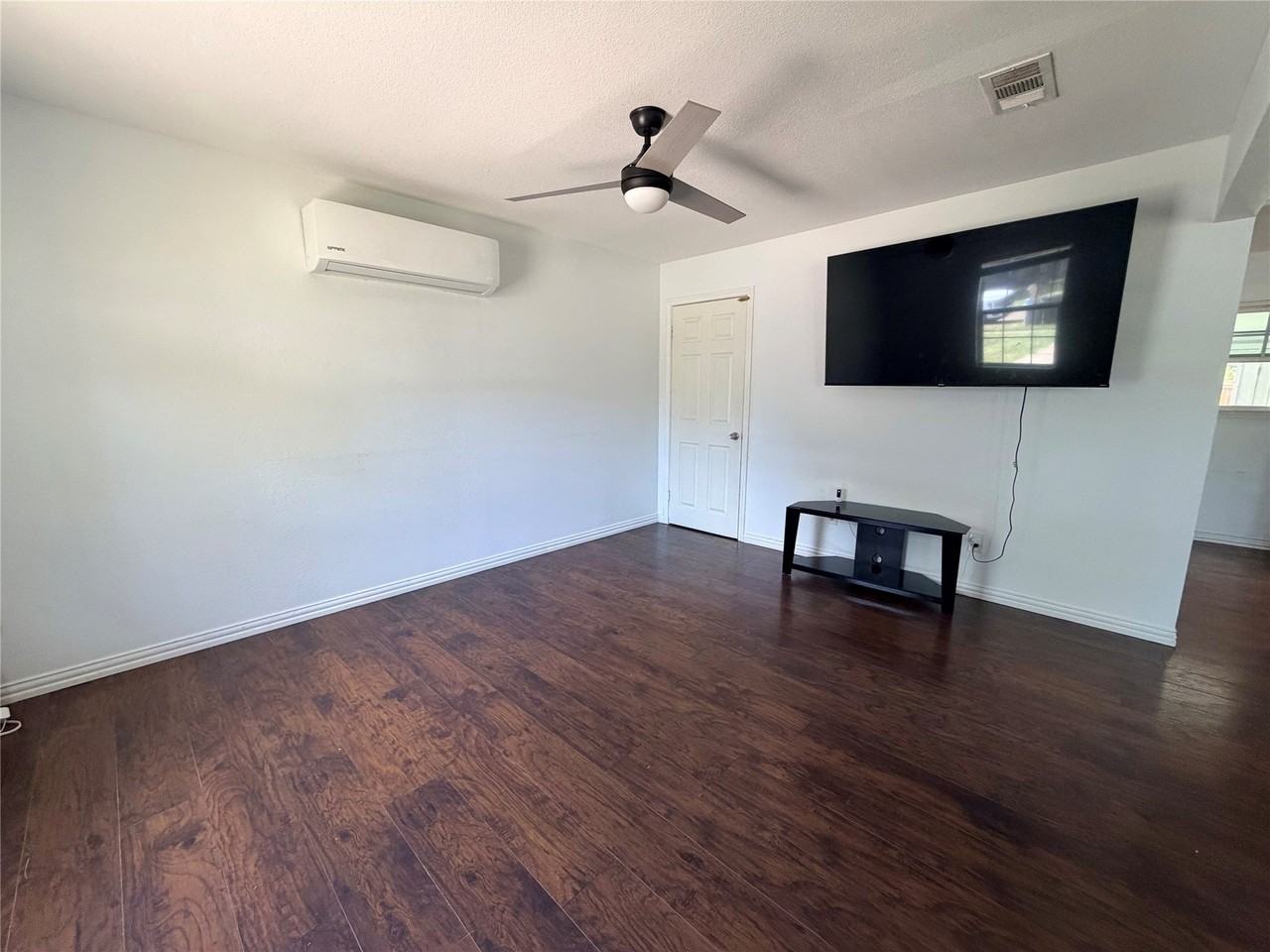 1109 Leyenda Dr - Photo 5 of 19