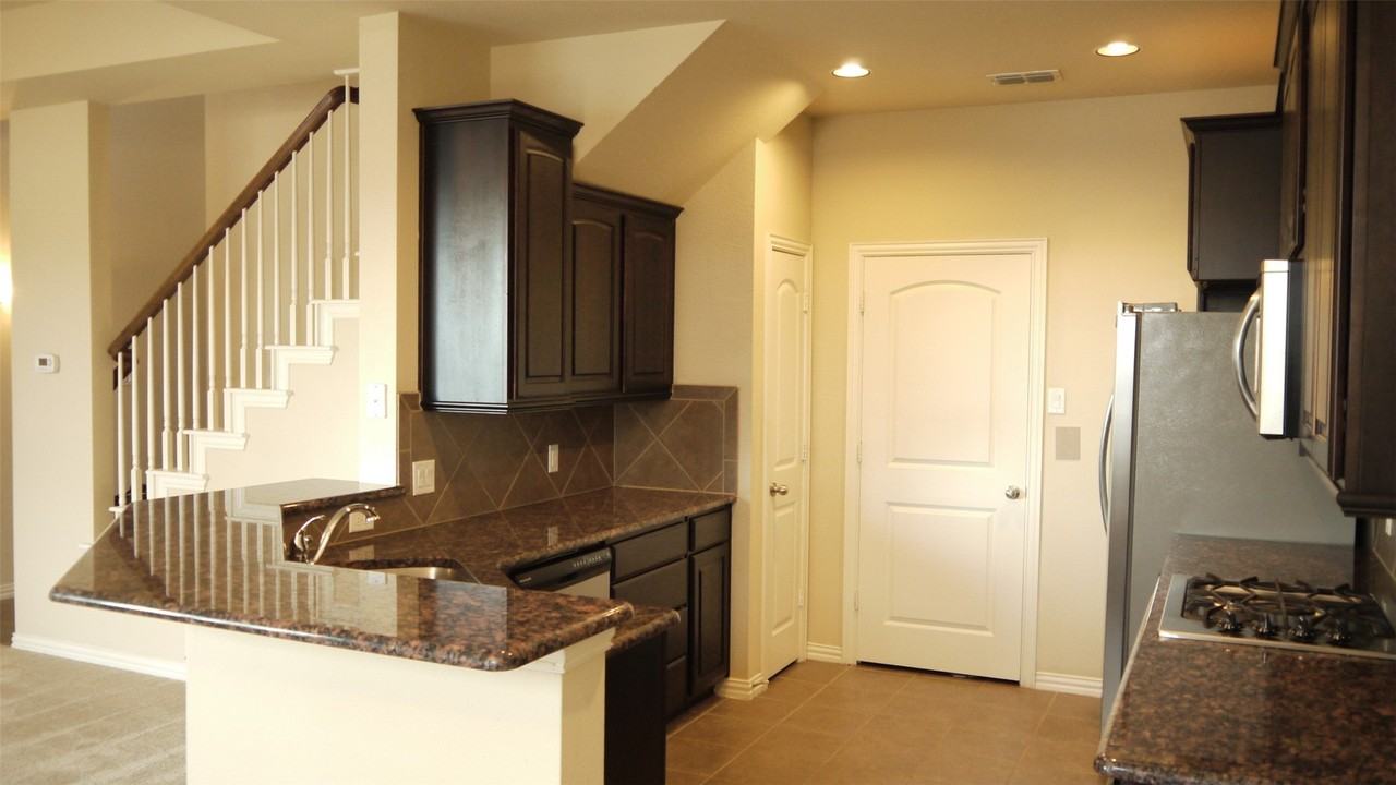 4660 Perthshire Ct - Photo 3 of 19