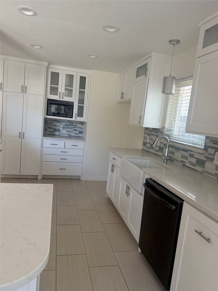 1325 Gatewood Dr - Photo 3 of 10