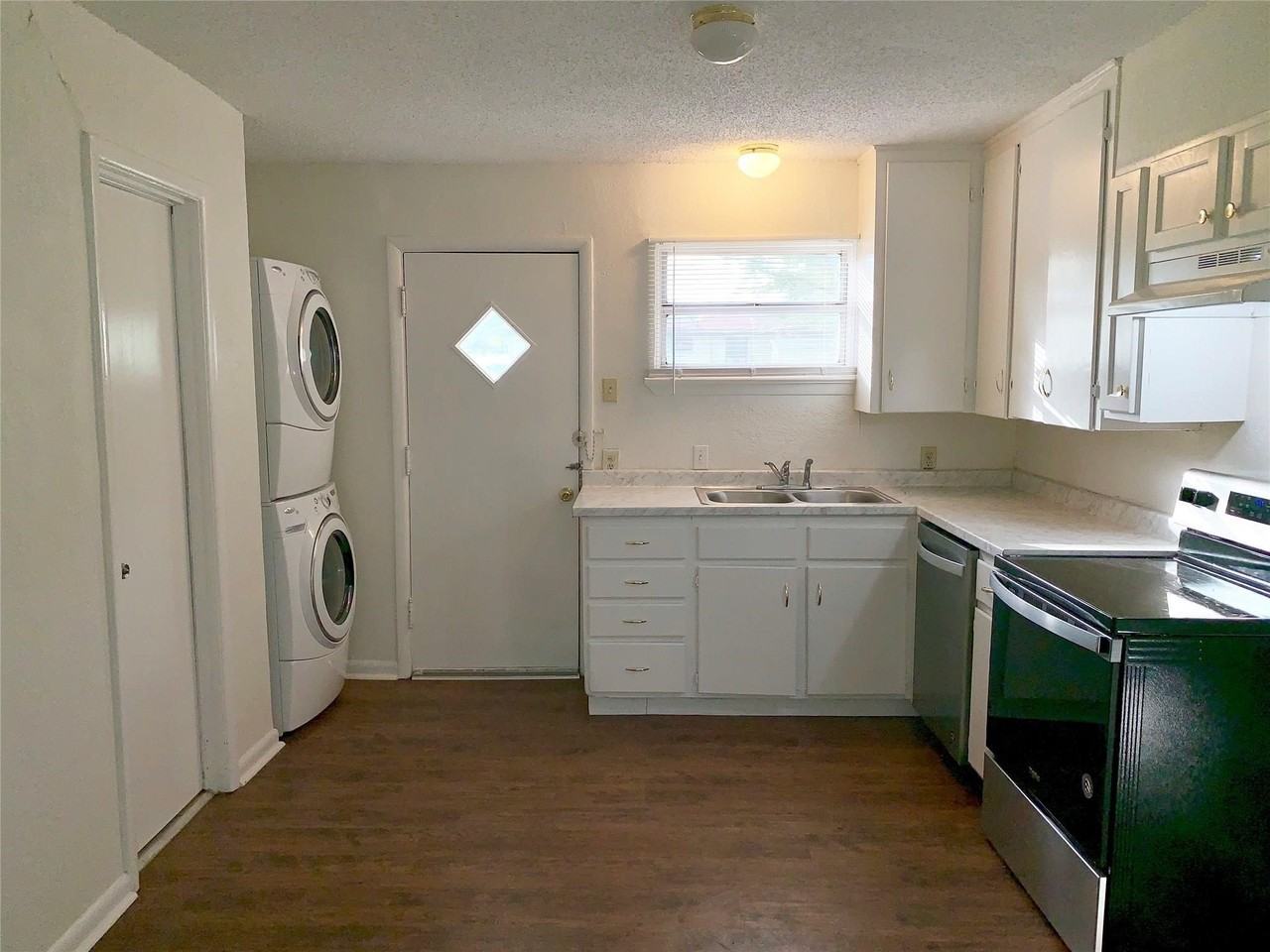 1701 Longview St - Photo 2 of 10