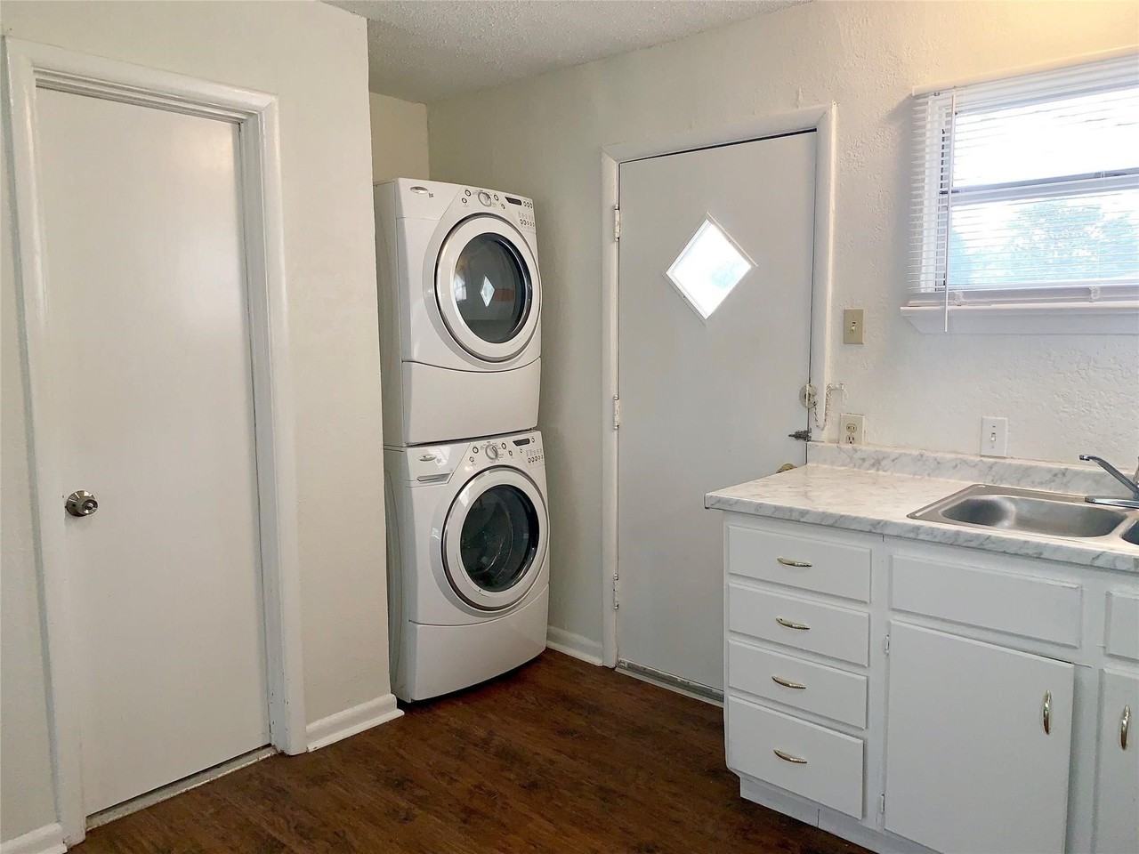 1701 Longview St - Photo 4 of 10