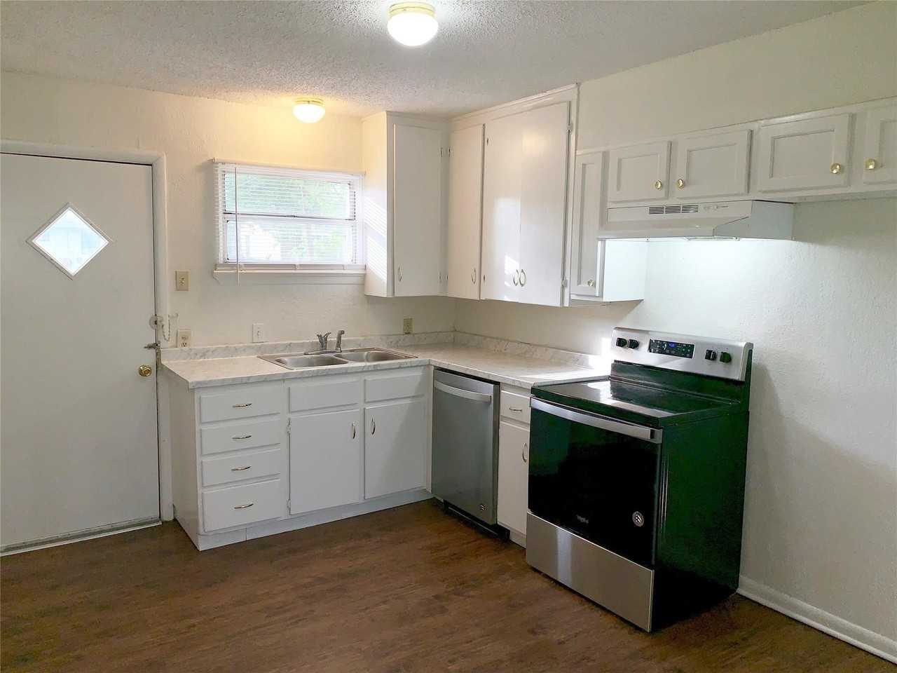 1701 Longview St - Photo 5 of 10