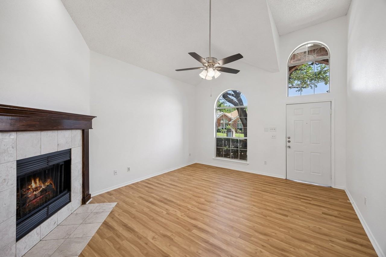 537 Raintree Cir - Photo 2 of 31
