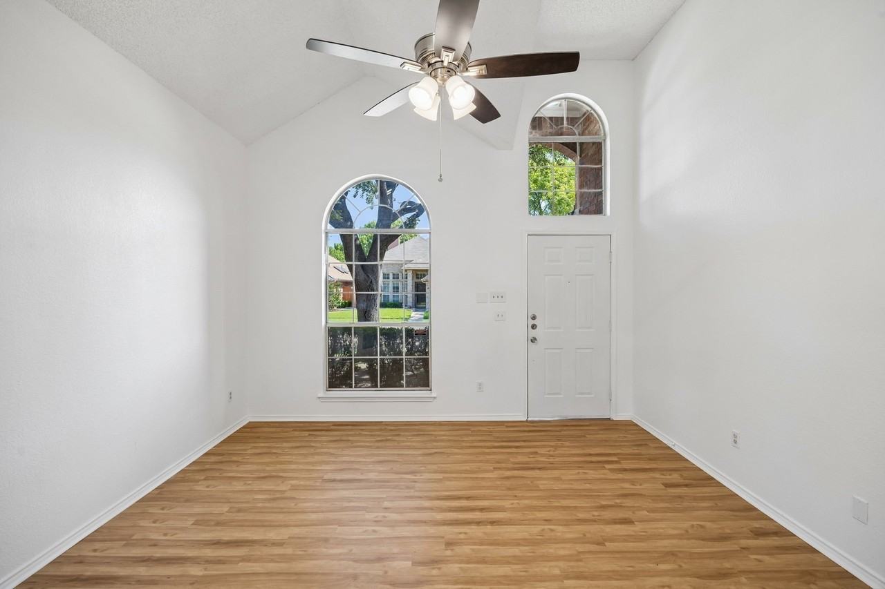 537 Raintree Cir - Photo 3 of 31